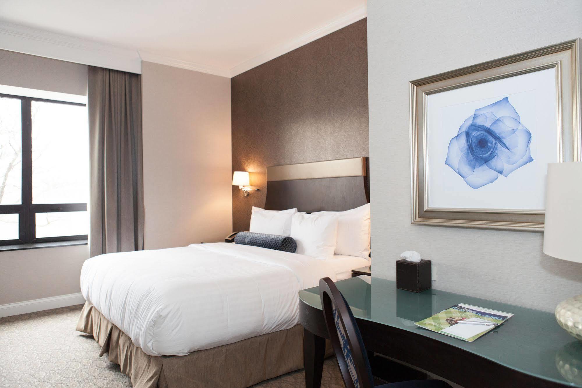 La Banque Hotel Homewood Экстерьер фото